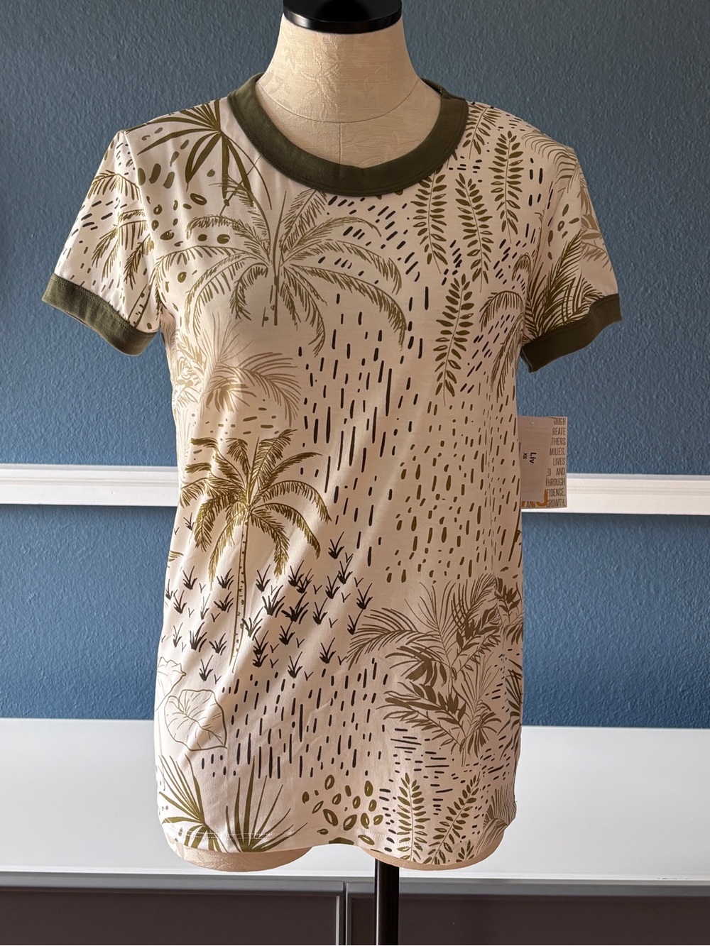Lularoe Liv XS Tropical Palm Print Classic Tee | NWT | Cream & Olive Green